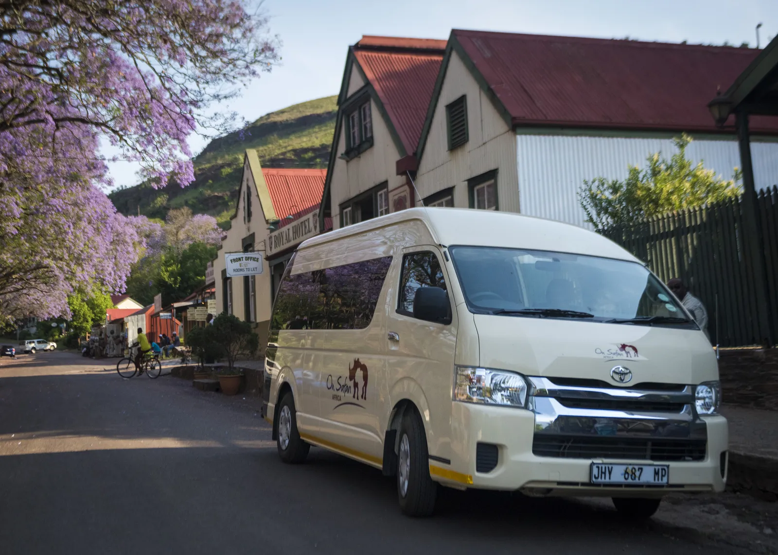 Private airport transfer vehicle arriving at a Hazyview lodge